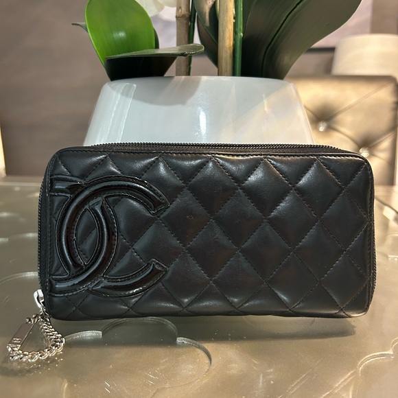 CHANEL Black Quilted Leather CC Calfskin Wallet - Picture 1 of 16